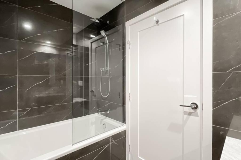 Spacious New Apartment With Working Space@Oakridge Ванкувър Екстериор снимка