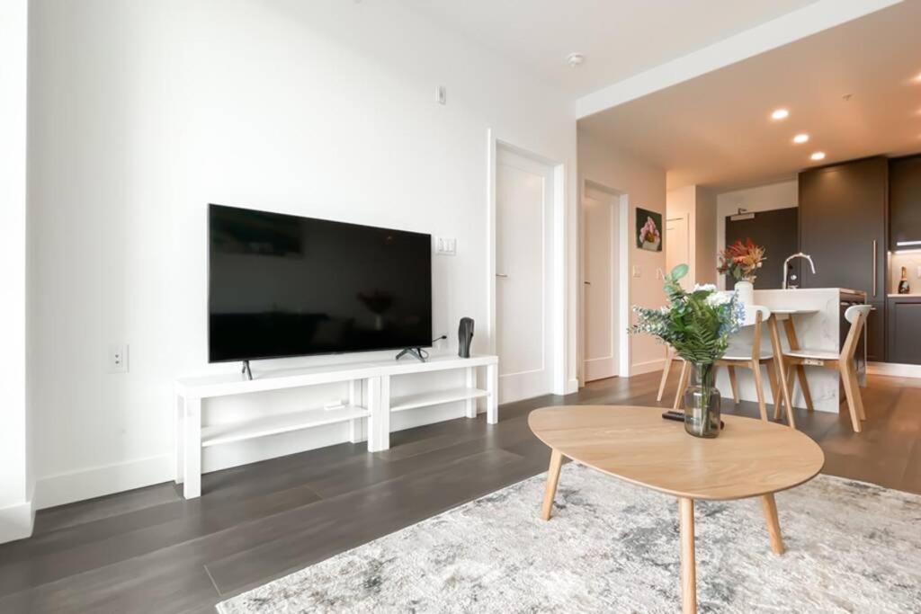 Spacious New Apartment With Working Space@Oakridge Ванкувър Екстериор снимка