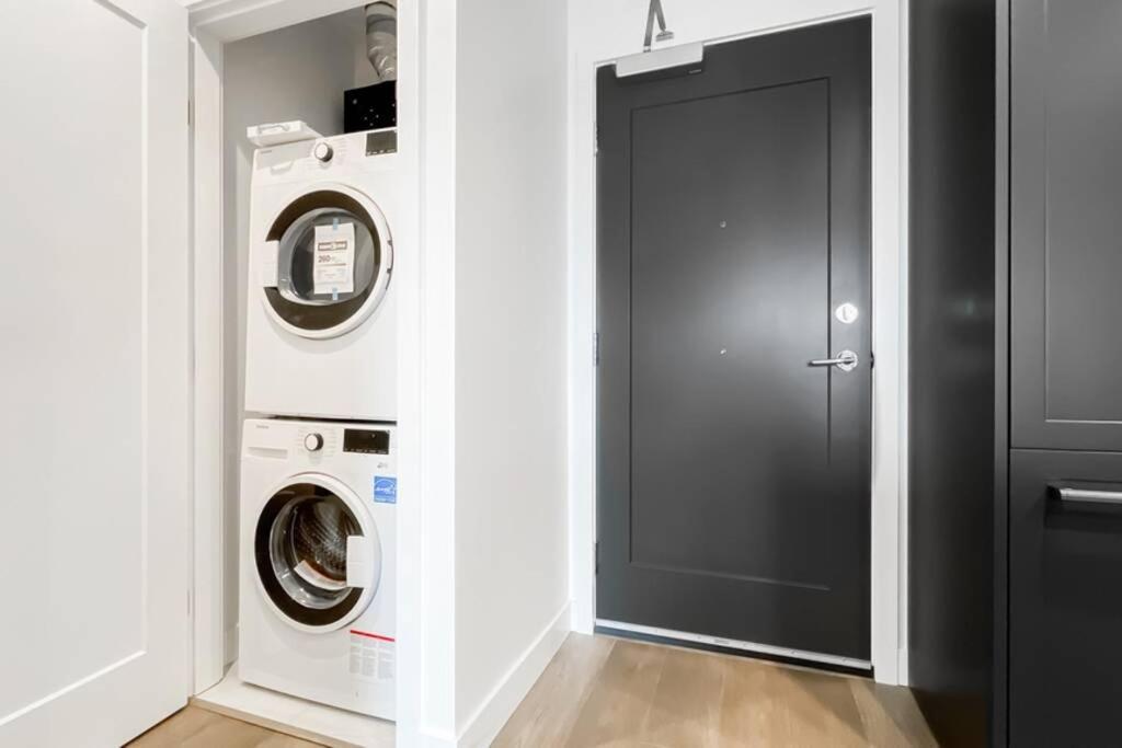 Spacious New Apartment With Working Space@Oakridge Ванкувър Екстериор снимка